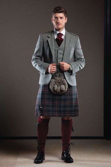 Kilt Men Fashion, Skirts For Men, Kilt Wedding, Le Kilt, Celtic Fashion, Scottish Dress, Scottish Clothing, Kilt Jackets, Kilt Outfits