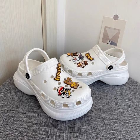 Crocs Heels, Aesthetic Sandals, Croc Outfits, Slippers Diy, Crocs Aesthetic, Crocs With Charms, New Sandal, Platform Crocs, Clogs Women