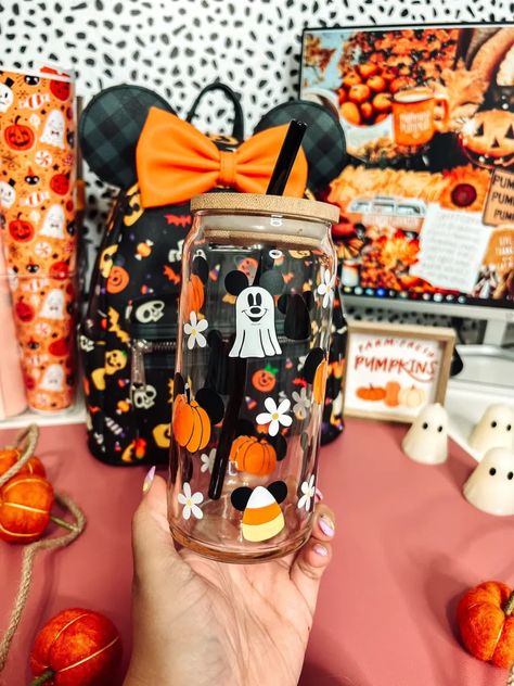 Fall Room Ideas, Vynil Ideas, Disney Cups, Mickey Balloons, Mickey Halloween, Crayon Set, Halloween Cups, Iced Coffee Cup, Diy Tumblers