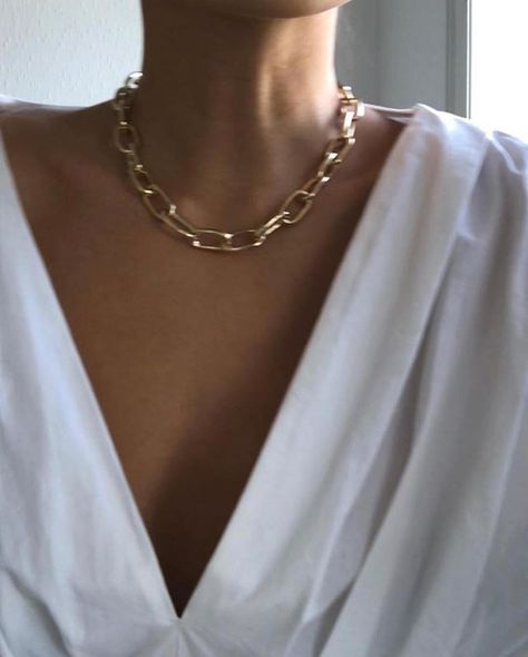 Feb 6, 2020 - This Pin was discovered by Michelle Infusino. Discover (and save!) your own Pins on Pinterest. Golden Chain, Easy Style, Dope Jewelry, School Looks, Jewelry Inspo, Mode Inspiration, Winter Fashion Outfits, Accessories Jewelry, Cute Casual Outfits