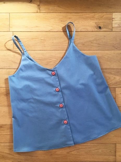 Ogden cami: how to make your own button-up version! Crop Top Outfits Classy, Ogden Cami, Make Your Own Buttons, Tank Tops Diy, Clothes Alterations, Summer Top Pattern, Diy Clothes Refashion, Core Wardrobe, Sewing Shirts