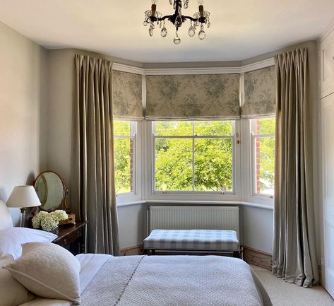 Bay Window Curtain Ideas, Victorian Bay Window, Blinds Or Curtains, Bay Window Bedroom, Bay Window Living Room, First Apartment Tips, Bay Window Curtain, Bedroom Blinds, Victorian Bedroom