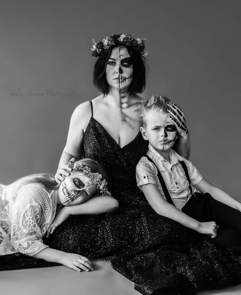 Black and white Halloween Skeleton family portrait photography Halloween Photoshoot Family Of 3, Skeleton Family Photoshoot, Spooky Photoshoot Ideas Family, Goth Family Photoshoot, Gothic Family Photoshoot, Dark Family Photoshoot, Skeleton Photoshoot, Sharee Photography, Spooky Family Photo Shoot