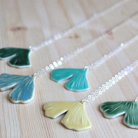 Porcelain Ginkgo Leaf Necklace Earrings Fimo, Pottery Beads, Diy Jewelry Inspiration, Jewelry Design Inspiration, Casual Jewelry, Ginkgo Leaf, Fimo Clay, Be Original, Ceramic Pendant