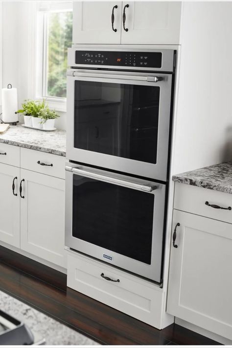 A modern kitchen showcasing the sleek design of the Maytag MEW9630FZ double oven, perfect for home chefs seeking reliable performance and style. Kitchen Design Double Oven, Cooking For Family, Kitchen Suite, Dream Life House, Kitchen Oven, Perfect Kitchen, Double Oven, Home Chef, Dream Kitchen