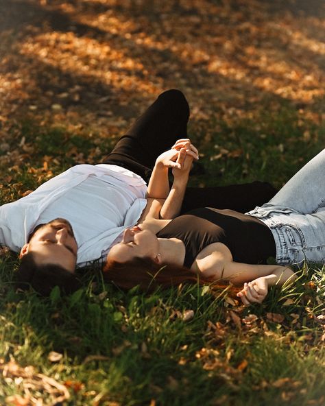 Country Couple Poses, Barn Engagement Photos, Country Couple Photoshoot, Country Couple Photos, Couple Photoshoot Ideas, Country Couple, Barn Pictures, Cute Engagement Photos, Photo Prompts