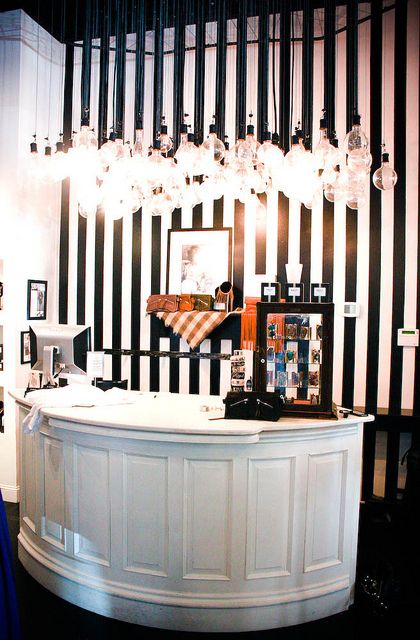 boutique front desks - Google Search Desk Decoration Ideas, Butik Design, Salon Interior Design Ideas, Nail Salon Interior Design, Beauty Salon Interior Design, Hair Salon Interior, Boutique Inspiration, Hair Salon Decor, Salon Suites