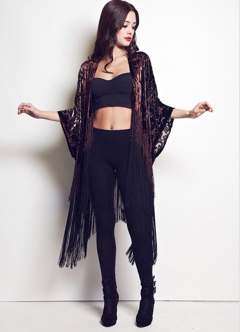 Love the whole look! Velvet Fringe Kimono, Kimono Woman, Velvet Fringe, Boho Goth, Fringe Kimono, Estilo Hippie, Burnout Velvet, Mode Boho, Looks Party