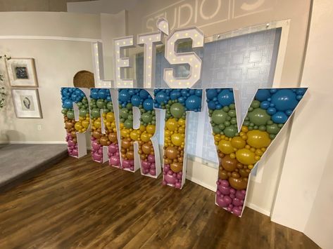 Making Giant Letters, Letter Party Decorations, Diy Jumbo Letters, How To Make Balloon Letters, Diy Big Letters How To Make, Diy Balloon Box Letters, How To Make Giant Letters, Letters With Balloons Inside, Balloon Marquee Letters