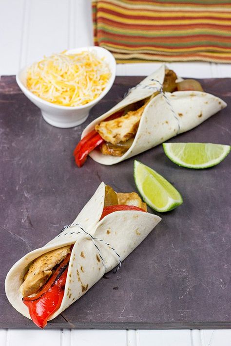 Copycat Chili's Chicken Fajitas - A Tasty Homemade Version! Chilis Restaurant, Healthy Fajitas, Copycat Chili, Fajitas Chicken, Mexican Feast, Light Eating, Easy Chicken Fajitas, Chicken Fajita Casserole, Mexican Flavors