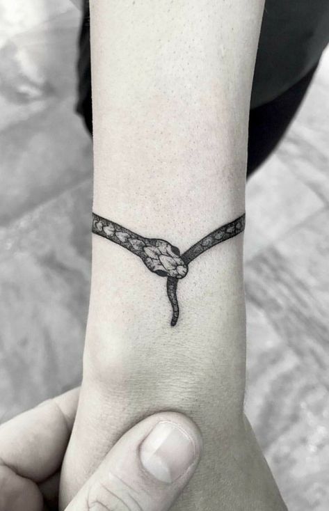 Infected Tattoo, Ouroboros Tattoo, Tattoo Snake, Snake Tattoo Design, Tattoo Zeichnungen, Tiny Tattoo, Lip Tattoos, Dainty Tattoos, Family Tattoos