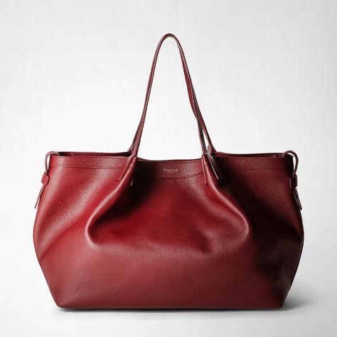 Elevate your style with Serapian's luxurious tote bag in rugiada leather burgundy. Shop now on Serapian.com. Coordination Activities, Handmade Leather Bags, Luxury Tote Bags, Everyday Tote, Bags Tote, Leather Bags Handmade, Boutique Online, Leather Bags, Handmade Leather