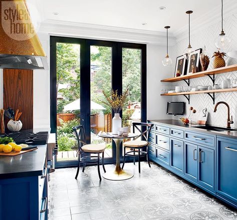 Bistro Kitchen Decor, French Bistro Kitchen, Parisian Kitchen, Bistro Kitchen, Parisian Bistro, Bistro Style, Interior Minimalista, Ideas Hogar, Blue Cabinets