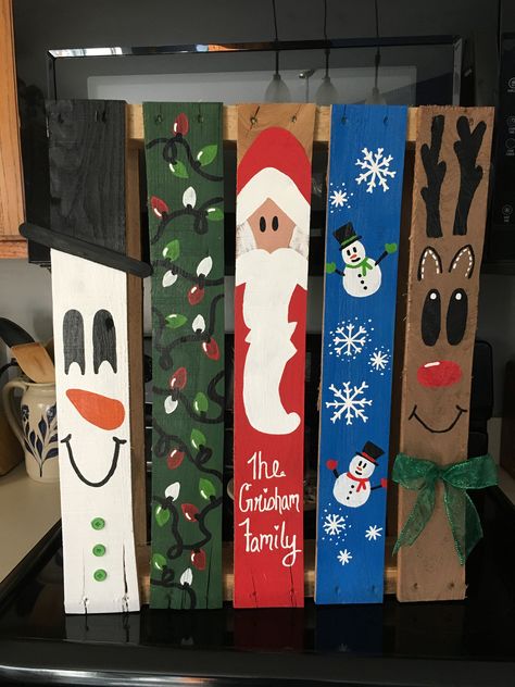 Plank Crafts, Christmas Palette Ideas, Wood Plank Christmas Crafts, Diy Christmas Wood Signs, Christmas Pallet Projects, Christmas Boards, Christmas Diy Wood, Pallet Christmas Tree, Pallet Christmas