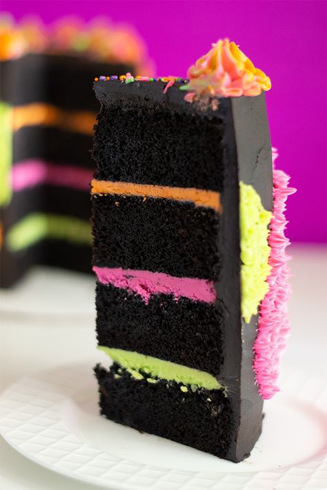 Black Light Cake Ideas, Black And Neon Cake, Neon Glow Birthday Cakes, Neon Birthday Party Cake, Neon Glow Cake, Tortas Neon Party, Neon Cake Ideas, Glow Cakes, Neon Party Cake