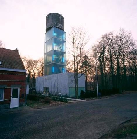 Woning Moereels, Van Watertoren Tot Vuurtoren, Brasschaat, Belgium. Built: 1991-1996. Tower Apartment, Water Towers, Lookout Tower, Unusual Homes, Tower House, Adaptive Reuse, Art Deco Architecture, Water Tower, Story House