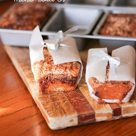 Sour Cream Coffee Cake Mini Loaves - Live Laugh Rowe Coffee Cake Loaf, Mini Bread Loaves, Mini Loaf Cakes, Mini Loaves, Loaf Cake Recipes, Sour Cream Coffee Cake, Cake Mini, Mini Bundt Cakes, Mini Loaf