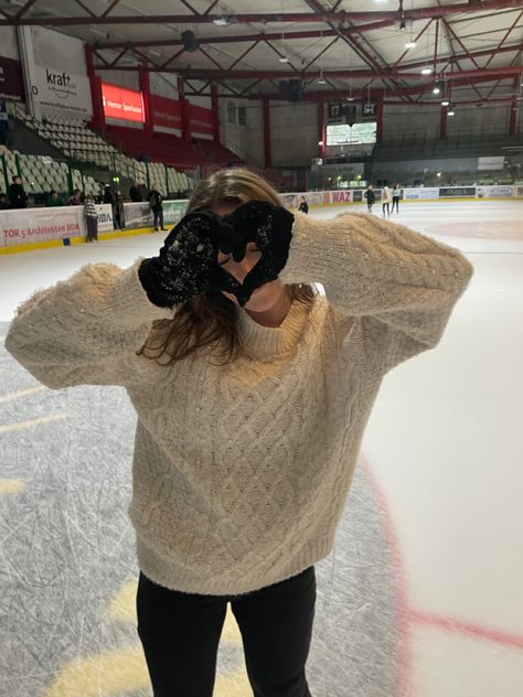 Iceskating Instagram Photos, Ice Skating Senior Pictures, Ice Skating Instagram Story, Ice Skating Aesthetic Pictures, Skating Aesthetic Outfits, Iceskating Astethic Outfit, Ice Rink Outfit, Ice Skating Instagram Pictures, Ice Skating Photo Ideas