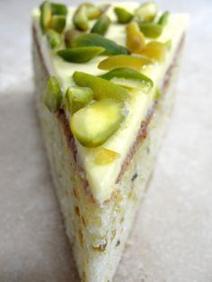 I'm not really into sweets but this looks amazing. Pistachio cake with neoclassic buttercream. Pistachio Cake Recipe, A Slice Of Cake, Pistachio Recipes, Slice Of Cake, Italian Cake, Torte Cupcake, Pistachio Cake, Cake Bites, Sicilian Recipes