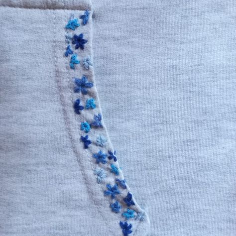 #embroidery #bordado #needlework #blue #pocket #chile Jean Pocket Embroidery Flowers, Blue Hoodie Embroidery, Pocket Embroidery Ideas, Knitting Embellishments, Hoodie Embroidery Ideas, Pocket Embroidery Design, Light Blue Embroidery, Embroidery Jeans Diy, Embroidery Fashion Detail