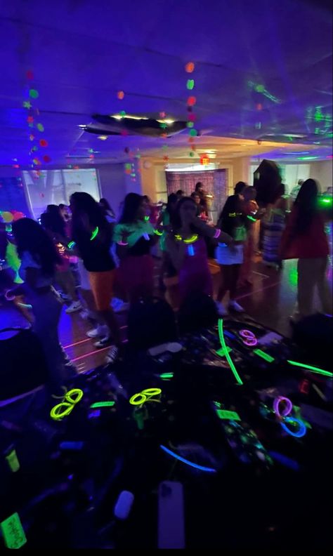 Night Club Sweet 16 Party Ideas, Sweet 16 Glow In The Dark Party Ideas, Glow In The Dark Pool Party, Glow In The Dark Party Ideas, Neon Sweet 16, Sweet 16 Party Themes, Night Pool Party, 14th Birthday Party Ideas, 18th Birthday Party Themes