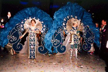 Mardi Gras King and Queen costumes!! Mardi Gras Queen Costume, King And Queen Costume, Mardi Gras Queen, Mardi Gras Throws, Mardi Gras Float, Brazilian Carnival, Carnival Ideas, Folk Culture, Sca Garb