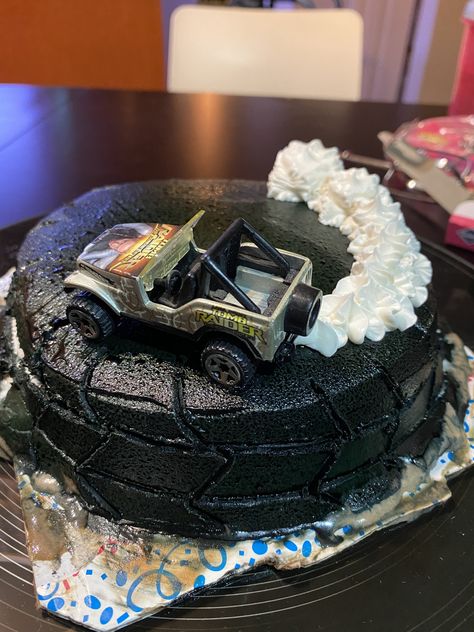 Cake Decorating Designs For Men, Car Guy Birthday Cake, Car Burnout Cake, Buttercream Car Cake, Birthday Cake Men Ideas, Car Bday Cake, Car Cake Ideas, Black Buttercream Frosting, Cakes For Guys