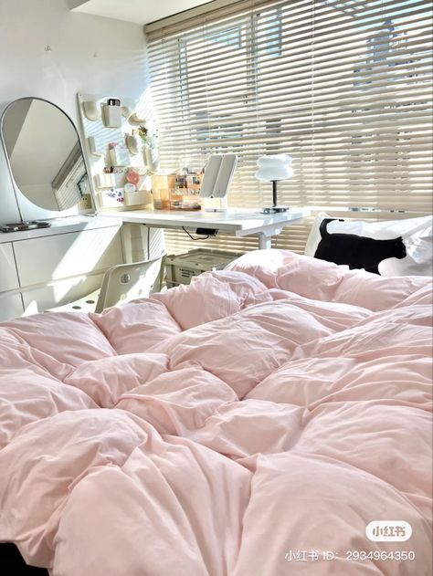 Light Pink Bed Comforter, Cute Comforters Pink, Light Pink Bedrooms Aesthetic, White Comforter Pink Sheets, Pink And White Sheets, Light Pink Comforter Bedroom Ideas, Bed Sheets Aesthetic Pink, Light Pink Bed Sheets, Pink Bed Comforters