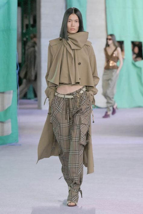 Burberry Spring 2025 Ready-to-Wear Collection [PHOTOS] Airport Outfit, Winter Fashion Outfits, Winter Wear, Paris Fashion, Spring Summer Fashion, Runway Fashion, Fashion News, Winter Fashion, Burberry