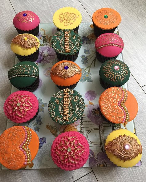 Mehndi Night Ideas, Mehndi Food Ideas, Dholki Cupcakes, Mehndi Dessert Table, Mehndi Cake Ideas, Mehndi Cupcakes, Pakistani Mehndi Decor, Diwali Desserts, Mehndi Cake