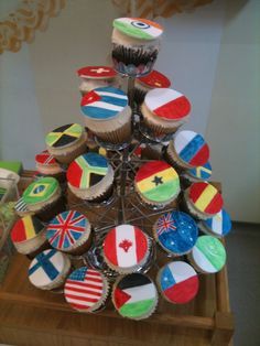 Around The World Theme Party, Travel Cupcakes, Around The World Cake, International Party Theme, Flags Birthday Party, Decorating With Flags, Paper Flags, Around The World Theme, Flag Food