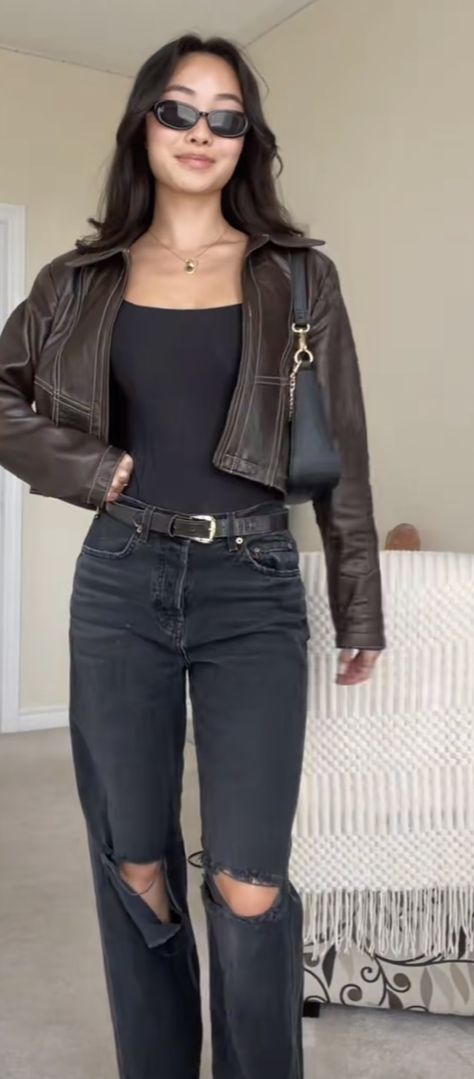 Date Outfit Winter Casual, Jean Club Outfit, Going Out Cold Outfits, Semi Grunge Outfits, Bar Outfit Jeans, Long Sleeve And Jeans, Black Top Outfit Ideas, Getting Drinks Outfit, Dark Wash Jeans Outfit Fall