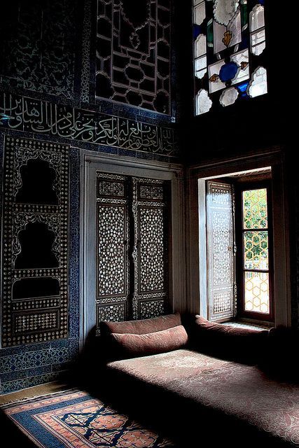 Black walls // Pinned by andathousandwords.com Sofa Nook, Grey Rooms, Grey Matter, تصميم داخلي فاخر, Wall Paintings, Moroccan Design, Moroccan Decor, Islamic Architecture, Alam Yang Indah