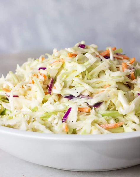 Southern Coleslaw - Everybody loves this crunchy, tangy and creamy 5 minute slaw. So tasty and easy! Keto Coleslaw Dressing, Dressing With Mayo, Southern Coleslaw Recipe, Keto Coleslaw, Southern Coleslaw, Best Coleslaw Recipe, Vinegar Coleslaw, Sweet Custard, Coleslaw Recipe Easy