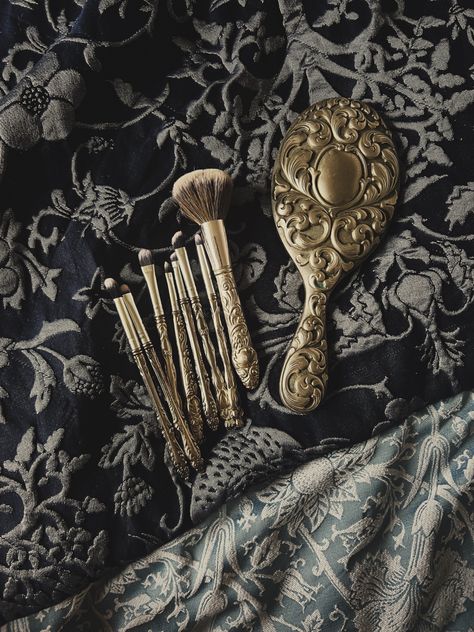 Boho Makeup Room Decor, Vintage Makeup Brushes, Victorian Makeup Products, Vintage Makeup Storage, Vintage Makeup Vanity Aesthetic, Aesthetic Makeup Brushes, Vintage Makeup Products, Makeup Brushes Aesthetic, Vintage Eyeliner