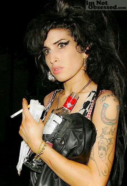 Amy Wine, Amy W, Amy Winehouse Style, Amazing Amy, Drinking Alcohol, Beautiful Voice, Amy Winehouse, Slipknot, Girl Bands