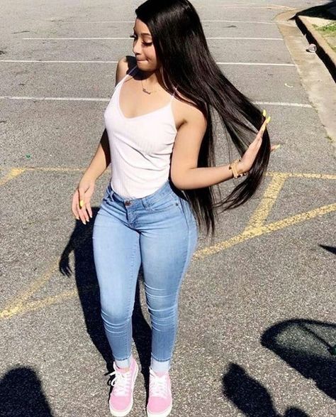 Follow Cali Yatta for more ❤️💅🏽 Outfit Jeans, Inspired Outfits, Baddie Outfits, Outfits Casuales, Kendall Jenner, Straight Hairstyles, Long Hair, Blue Jeans, Human Hair