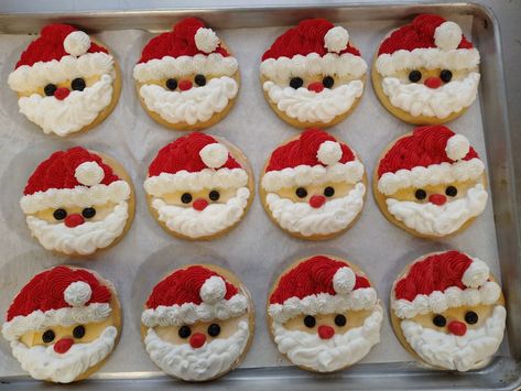 Buttercream Frosting Christmas Cookies, Holiday Cookies Decorated Buttercream, Round Sugar Cookie Decorating Ideas Christmas, Santa Sugar Cookies Decorated, Christmas Buttercream Cookies, Christmas Cookie Decorating Ideas Buttercream, Buttercream Cookie Decorating, Christmas Cookies Decorated Buttercream, Buttercream Frosted Christmas Cookies