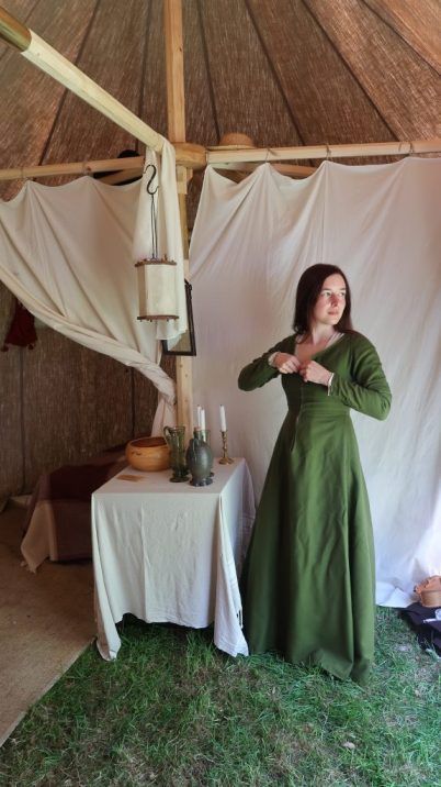 Kirtles and dresses during the 15th century – HANDCRAFTED HISTORY Kirtle Dress, Egg Challenge, Medieval Tent, Century Dress, Golden Egg, Model Looks, Medieval Costume, Period Outfit, Century Clothing