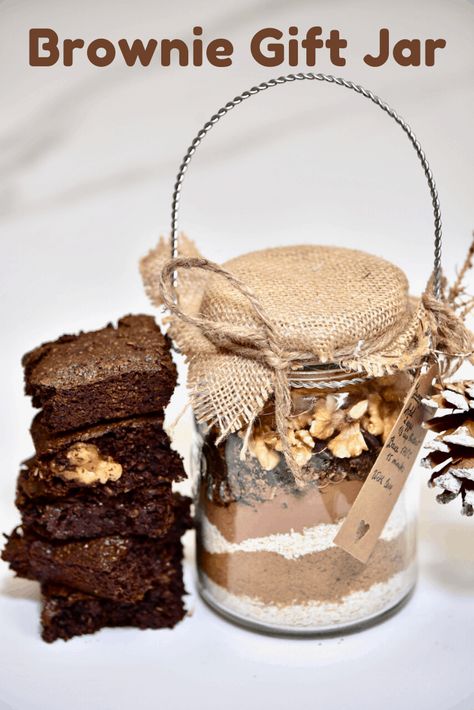 A lovely gluten free Christmas gift brownie in a jar. A cheap edible Christmas gift option that can easily be made in advance and Veganised. Brownie Gift, Gluten Free Brownie, Brownies In A Jar, Gluten Free Gifts, Edible Christmas Gifts, Christmas Brownies, Christmas Meals, Brown Recipe, Festive Recipes