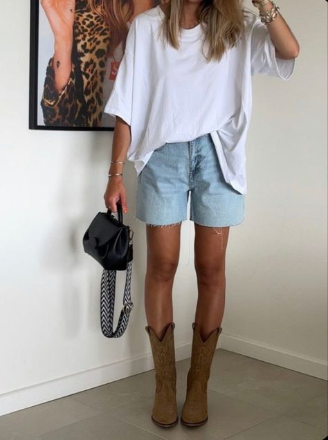 Brixton Women Style, Cycle Bar Outfit, Austin Street Style Texas, Womens Outfits With Cowboy Boots, Australian Style Fashion Summer, Site Seeing Outfit Summer, Casual Going Out Outfit Night Winter, Urban Cowgirl Outfits, Austin Tx Outfits