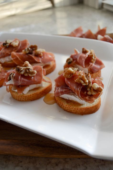 Proscuitto, Brie & Honey Crostini | easy appetizers | holiday recipes | party food Quick Holiday Appetizers, Thanksgiving Appetizers Finger Foods, Easy Thanksgiving Appetizer, Prosciutto Brie, Holiday Appetizers Thanksgiving, Brie Crostini, Prosciutto Appetizer, Crostini Appetizer, Prosciutto Recipes