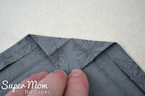 Planning to sew some beautiful, reusable cloth napkins? Go one extra step to give them a profession finish with perfectly mitered corners. Complete step-by-step sewing tutorial. This is the easiest method I’ve found for sewing mitered corners. #sewing #sewingtutorial #sewingtutorials #howtosewmiteredcorners Sew Mitered Corners, Sew Napkins, Handkerchief Folding, Sewing Mitered Corners, Sew Ideas, Rug Ideas, Hunting Dog, Quilting Rulers, Quilts Ideas