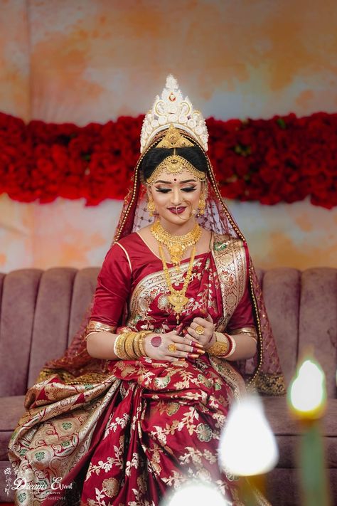 Bengali Bride Maroon Saree, Bridal Mukut, Bengali Wedding Look, Bengali Bride Makeup, Odia Bride, Haldi Poses For Bride, Indian Bride Makeup, Bengali Bridal Makeup, Bridal Jewellery Inspiration