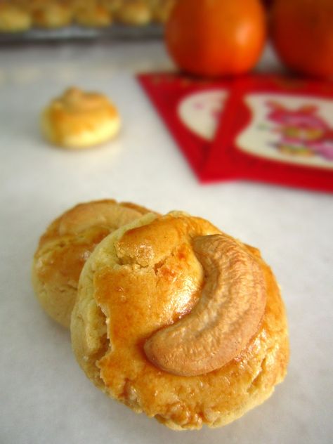 Chinese New Year Snacks, Cashew Nut Cookies, New Year Snacks, Cny Cookies, Almond Joy Cookies, Nut Cookies, Pecan Pie Bars, Walnut Cookies, Festive Cookies