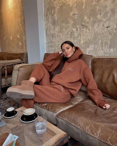 Coffee Brown Outfit, Sofa Photography, Sweat Set Outfits, Uggs Mini, Fleece Outfit, Brown Hoodie, Classy Winter Outfits, Grl Pwr, Brown Outfit