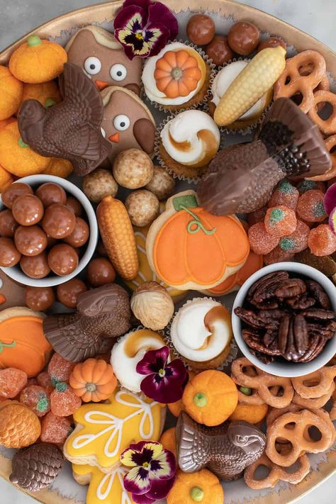 Easy Thanksgiving Dessert, Thanksgiving Candy, Thanksgiving Snacks, Thanksgiving Plates, Thanksgiving Entertaining, Thanksgiving Desserts Easy, Fall Candy, Dessert Platter, Thanksgiving Cookies