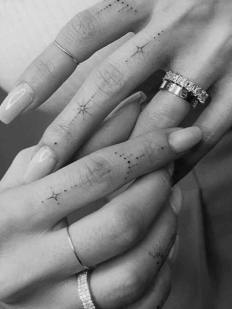 Artist Tattoo Ideas, Classy Tattoo, Tattoos Hand, Small Girly Tattoos, Small Finger Tattoos, Finger Tattoo For Women, Hand And Finger Tattoos, Finger Tattoo Designs, Dot Tattoos