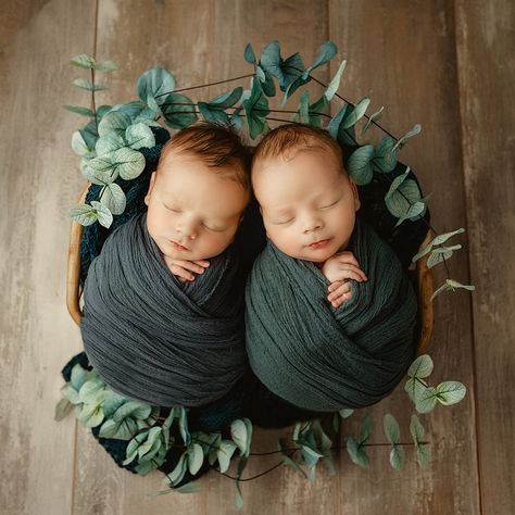 Twin newborn sessions are a bit harder than one baby session, but these two Amazon ng baby boys rocked their session😍 swipe for the over-cuteness😍😍 Newborn Twin Poses, Newborn Photoshoot Twins, Newborn Twin Photoshoot, Newborn Twin Family Photos, Twin Boy Newborn Photography, Newborn Pictures Twins, Twins Newborn Photography, Twin Picture Ideas, Twin Baby Photoshoot