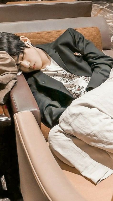 Bts Sleeping, Bts Bon Voyage, Taehyung Abs, Taehyung Photoshoot, Korean Boy, Kim Taehyung Wallpaper, Album Bts, Daegu, V Taehyung